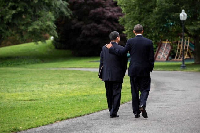 President Obama walks with VA Secretary Shinseki on WH grounds. Official WH photo by Pete Souza.